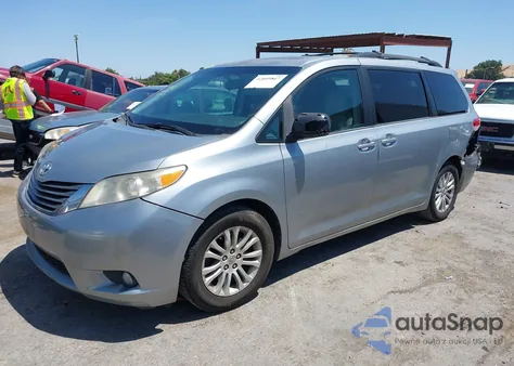 2014 Toyota Sienna Xle V6 8 Passenger z USA, uszkodzony, nr VIN 5TDYK3DC1ES438453